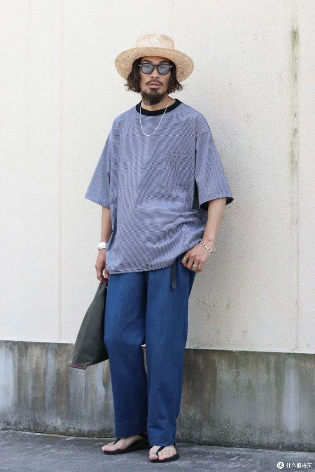 中老年男人穿T恤时，尽量不要搭配皮鞋、凉鞋，换成这些鞋更高级