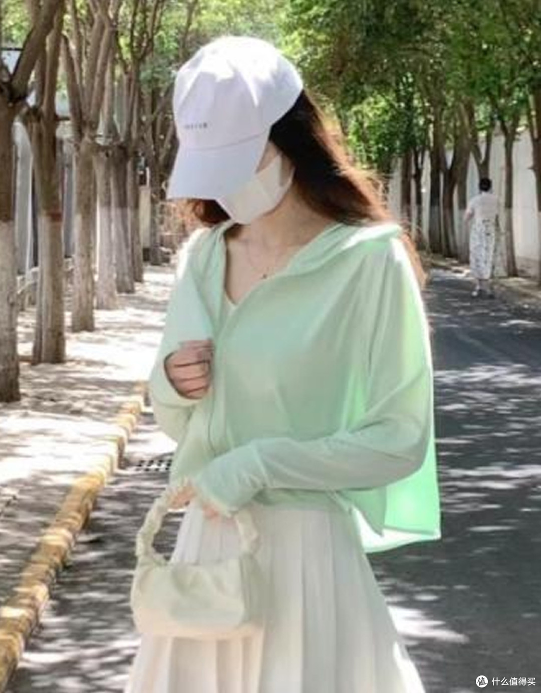 进入夏天火了一种混搭:防晒衣+半身裙,洋气显瘦,谁穿谁好看