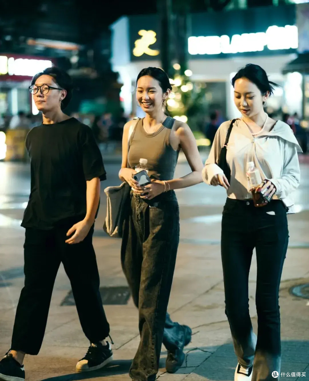 被深圳女生的街拍圈粉了,穿衣不露腰、鞋子不带跟,真的时髦高级