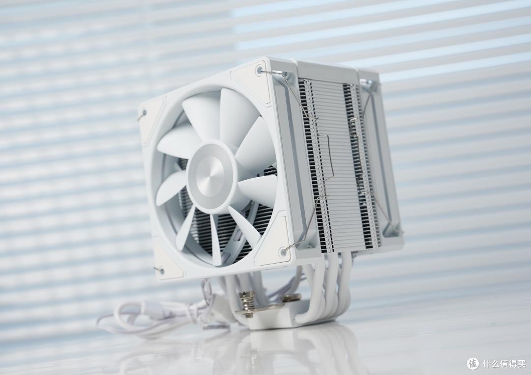 Ultra7+RTX 5070+未知玩家P80装机体验：白色小钢炮，体验很丝滑