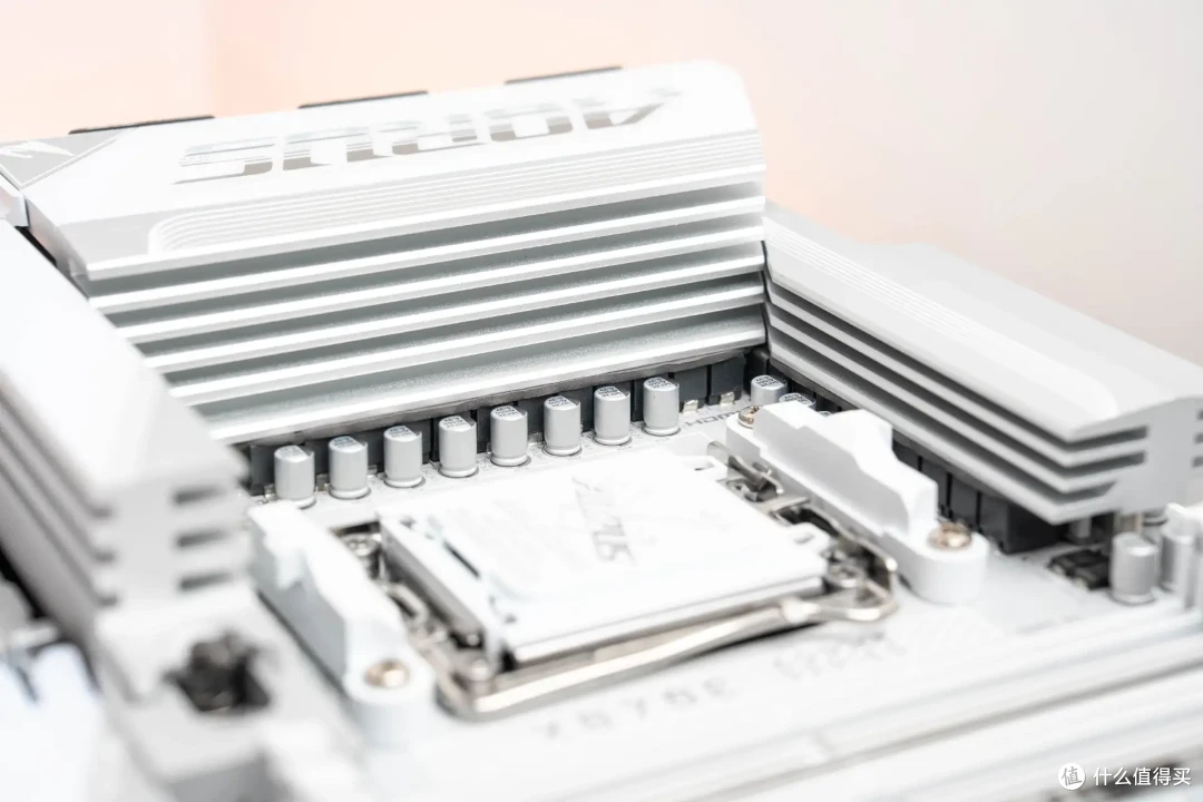 单内存条也能愉快玩耍？技嘉X870E X3D电竞冰雕主板实测