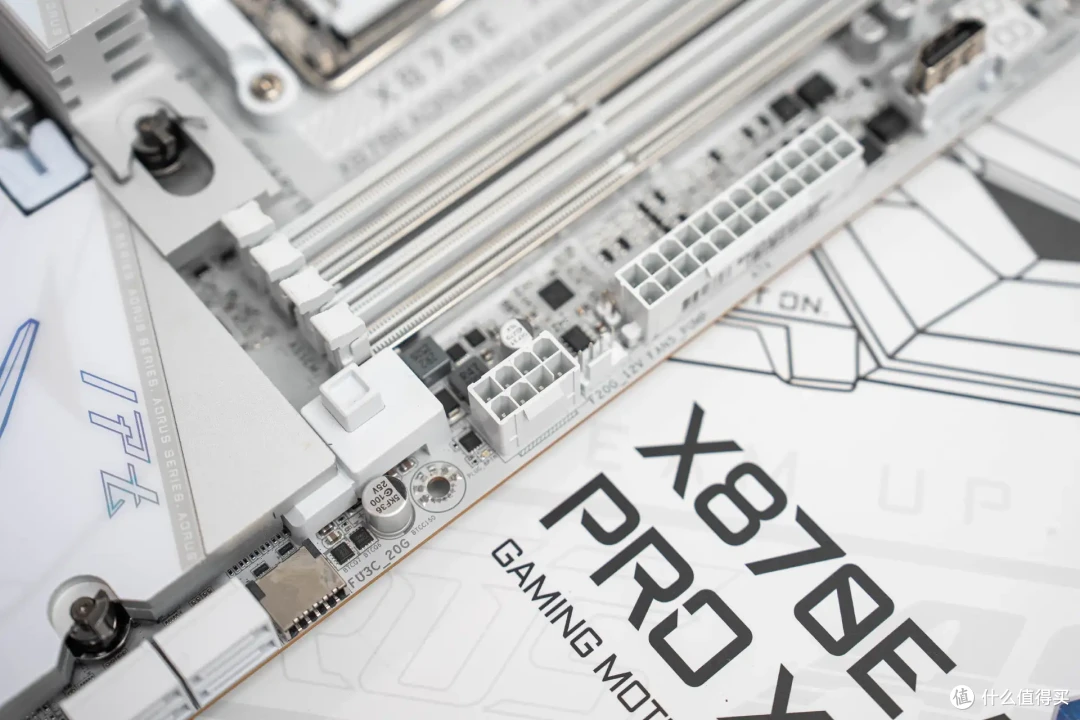 单内存条也能愉快玩耍？技嘉X870E X3D电竞冰雕主板实测
