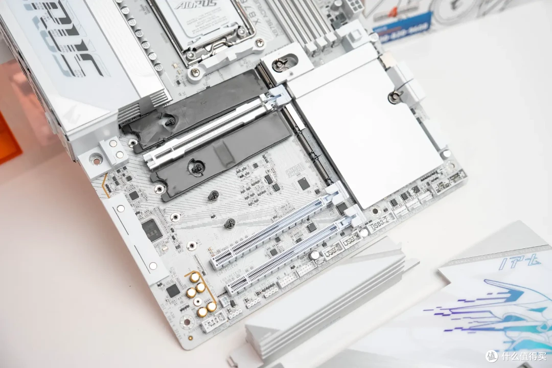 单内存条也能愉快玩耍？技嘉X870E X3D电竞冰雕主板实测