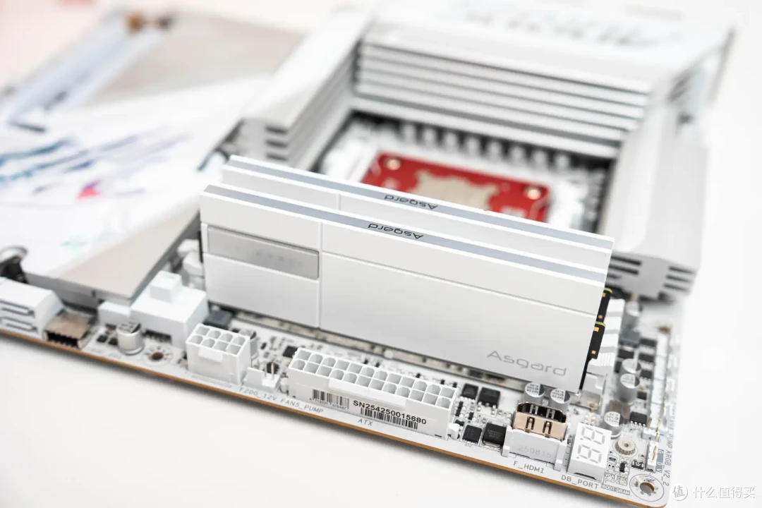 单内存条也能愉快玩耍？技嘉X870E X3D电竞冰雕主板实测