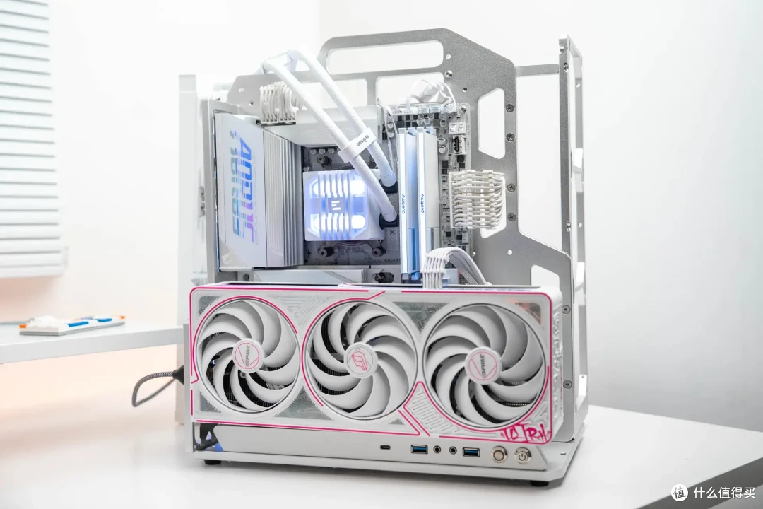 单内存条也能愉快玩耍？技嘉X870E X3D电竞冰雕主板实测