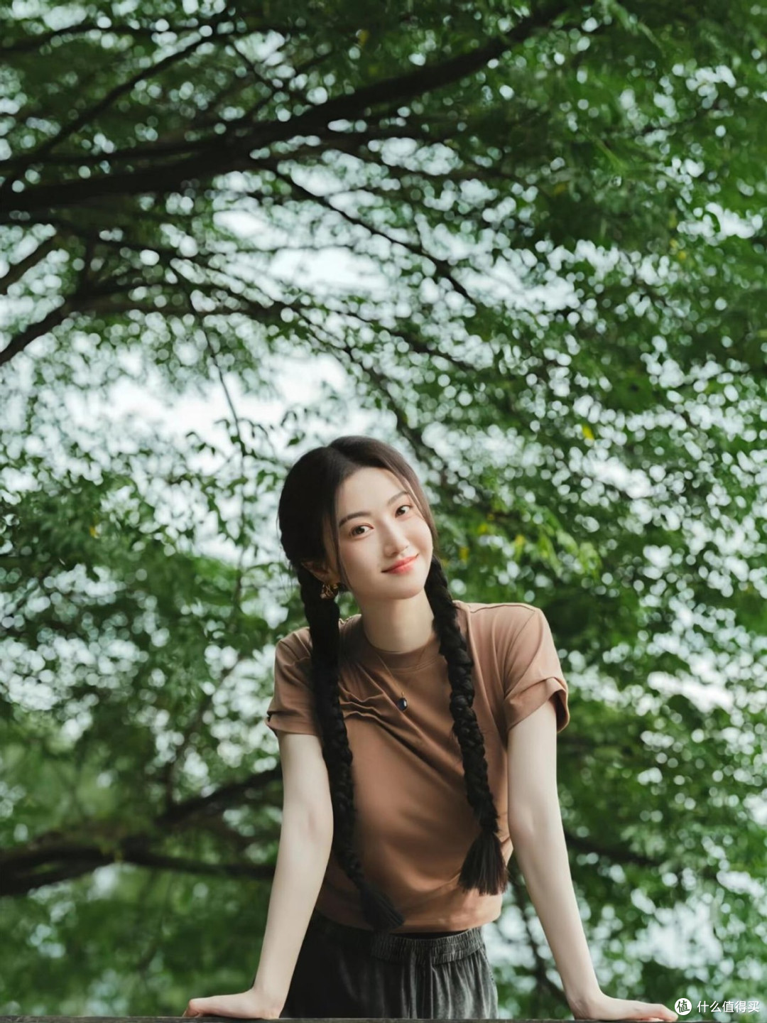 景甜穿搭：T恤+半身裙+双麻花辫，松弛中透着灵动气质，时髦减龄