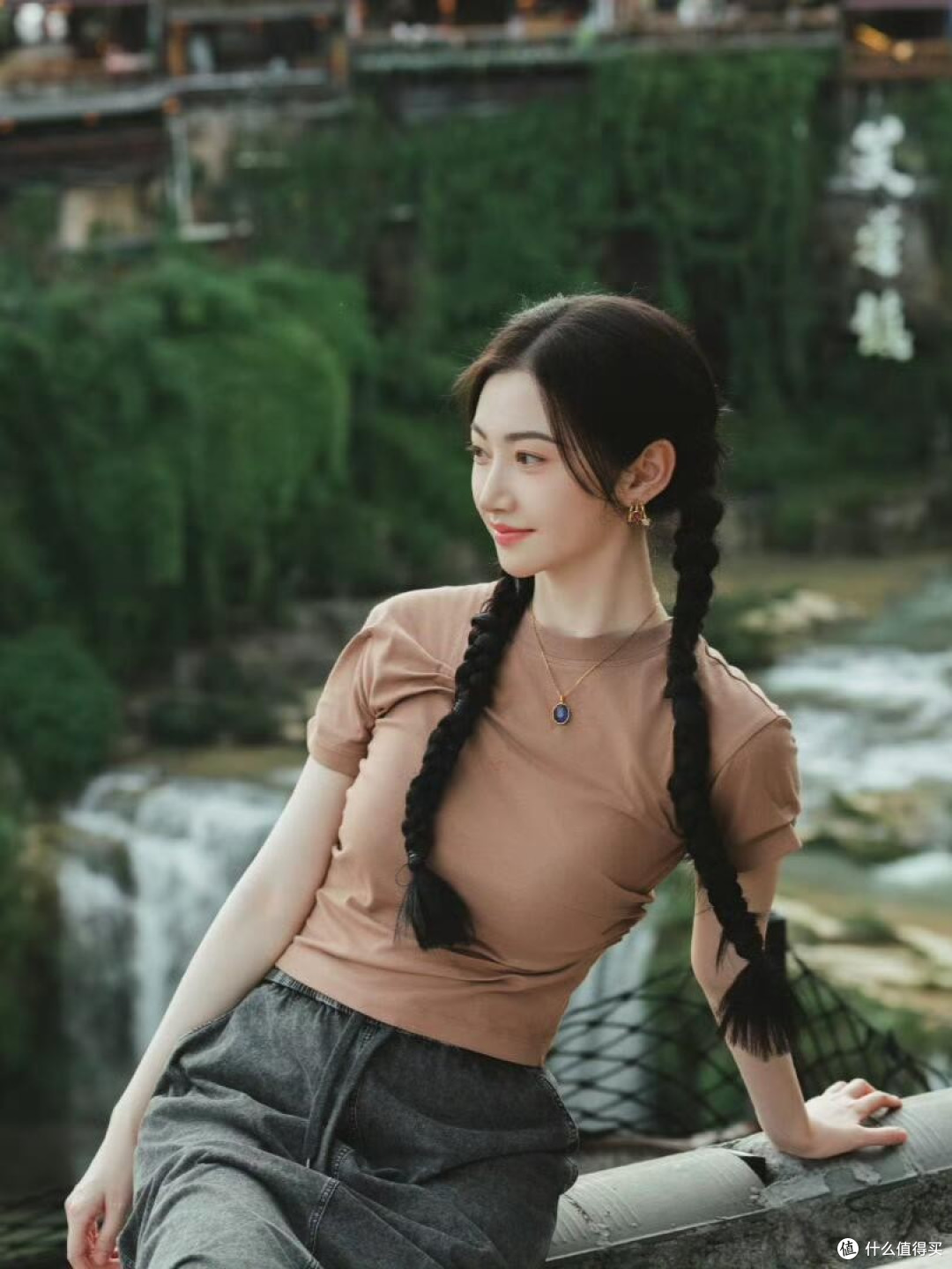 景甜穿搭：T恤+半身裙+双麻花辫，松弛中透着灵动气质，时髦减龄