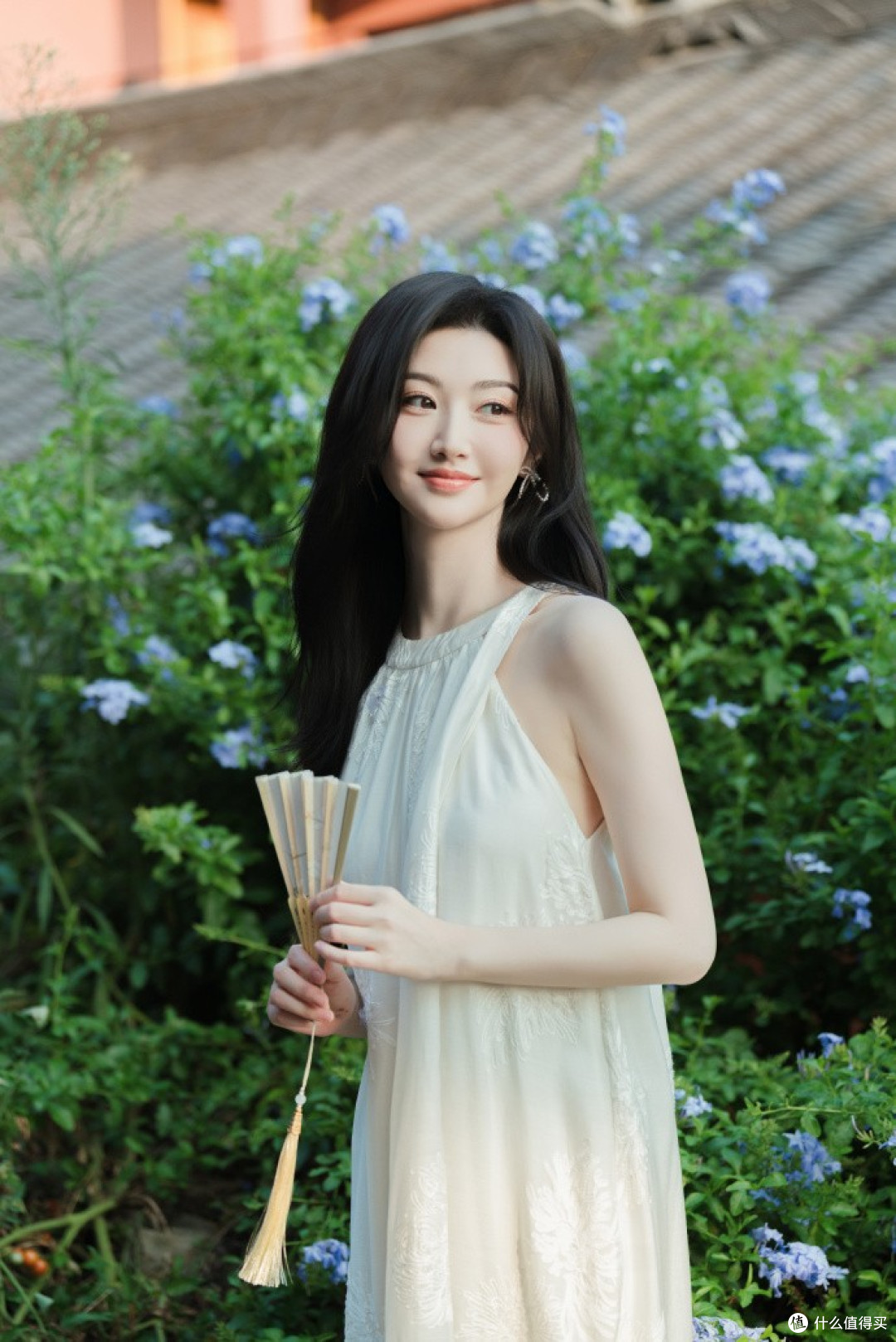 景甜穿搭：T恤+半身裙+双麻花辫，松弛中透着灵动气质，时髦减龄