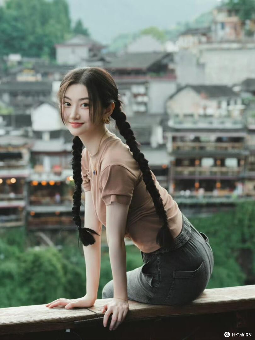 景甜穿搭：T恤+半身裙+双麻花辫，松弛中透着灵动气质，时髦减龄