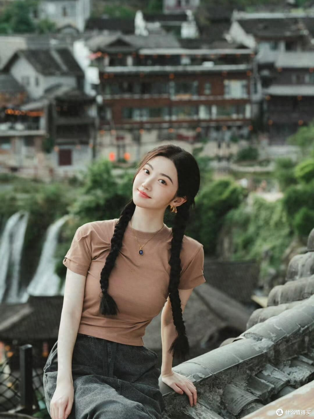景甜穿搭：T恤+半身裙+双麻花辫，松弛中透着灵动气质，时髦减龄