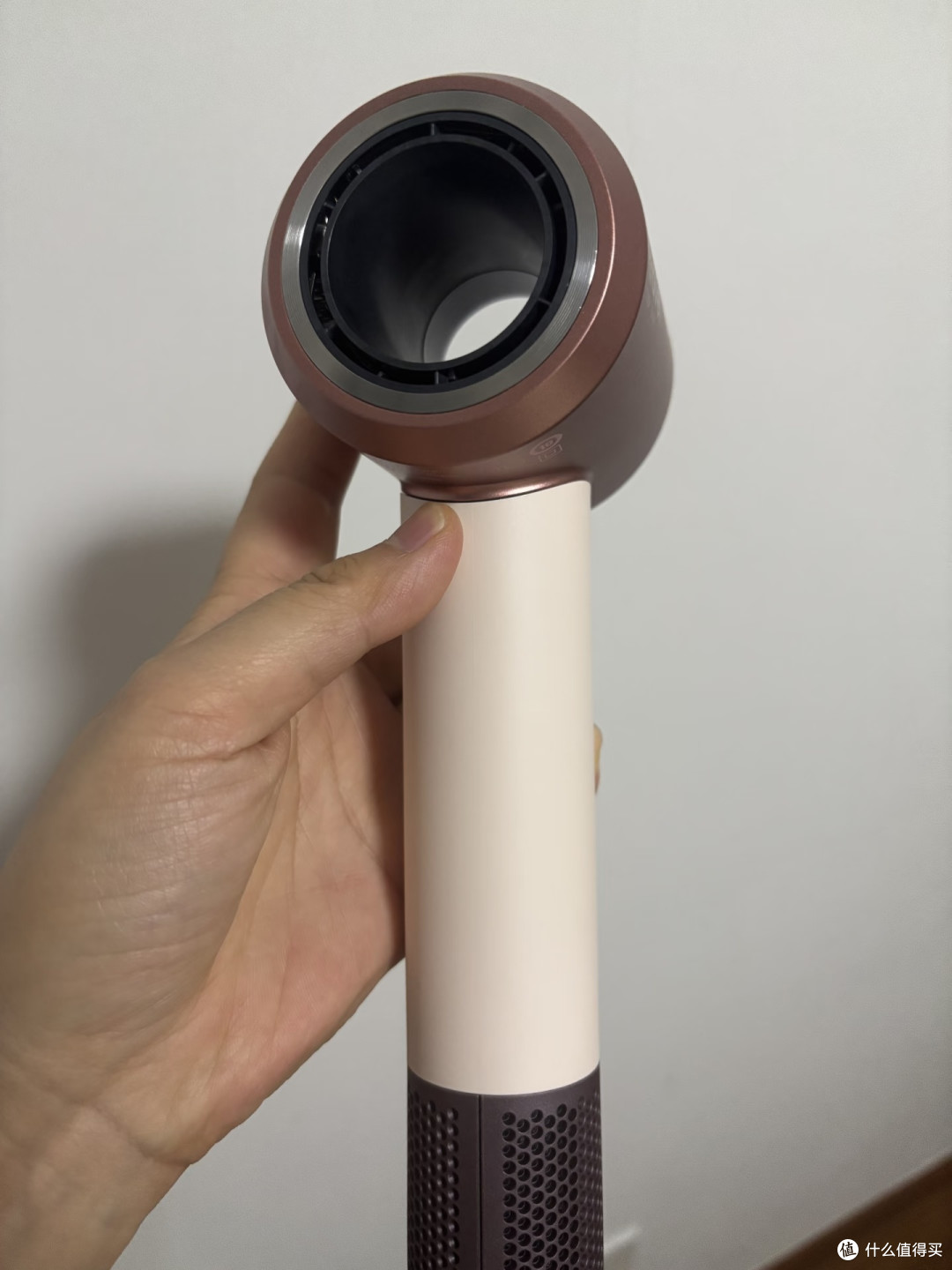 媳妇出差回来跟我抱怨酒店吹风机，我一怒之下买了戴森HD19晨曦粉