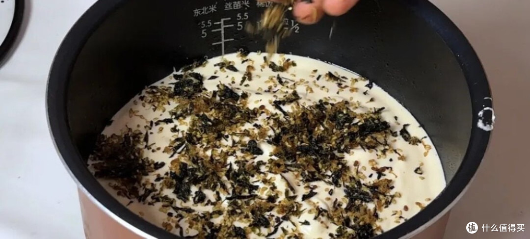 别再买蛋糕了!6个鸡蛋1碗面,电饭锅一键搞定松软香甜的蛋糕