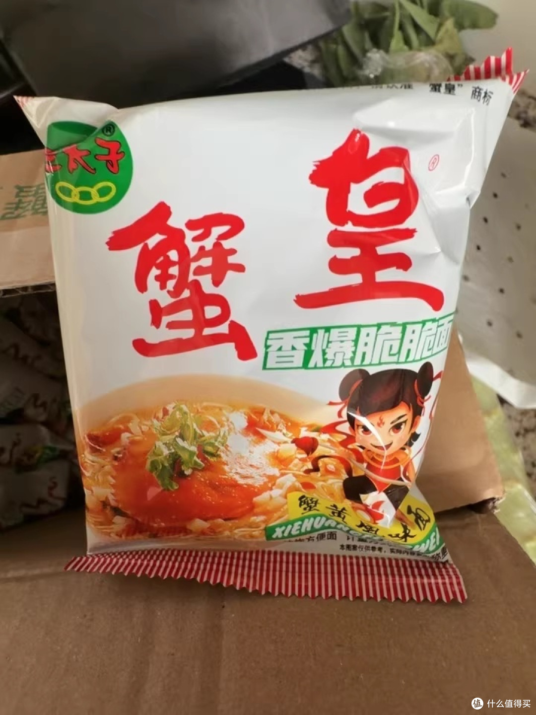 沙发边那箱三太子蟹黄干脆面,才是我看球的灵魂搭档