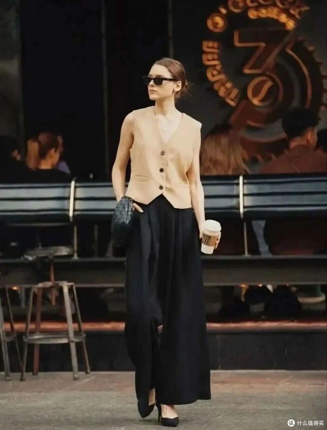 进入夏天以后才发现,今年流行将马甲外穿,轻松穿出松弛的老钱风