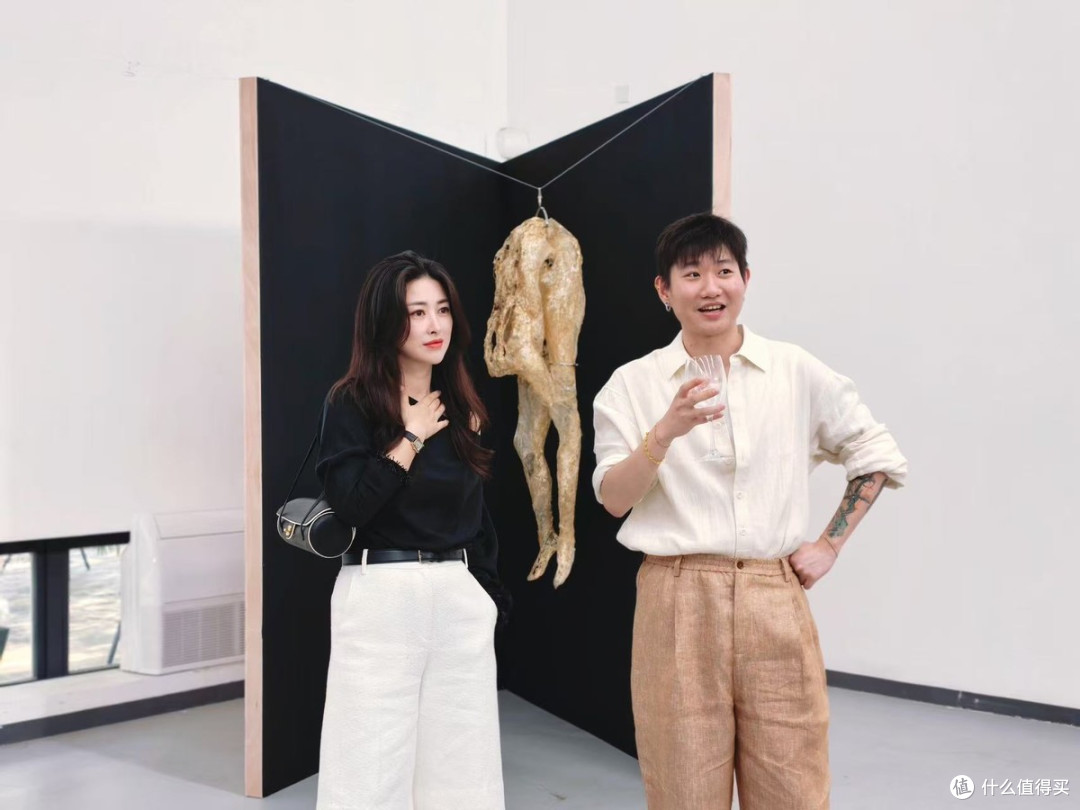 朱珠看展带火了黑、白穿搭：露肩上衣+五分裤，时髦洋气又高级