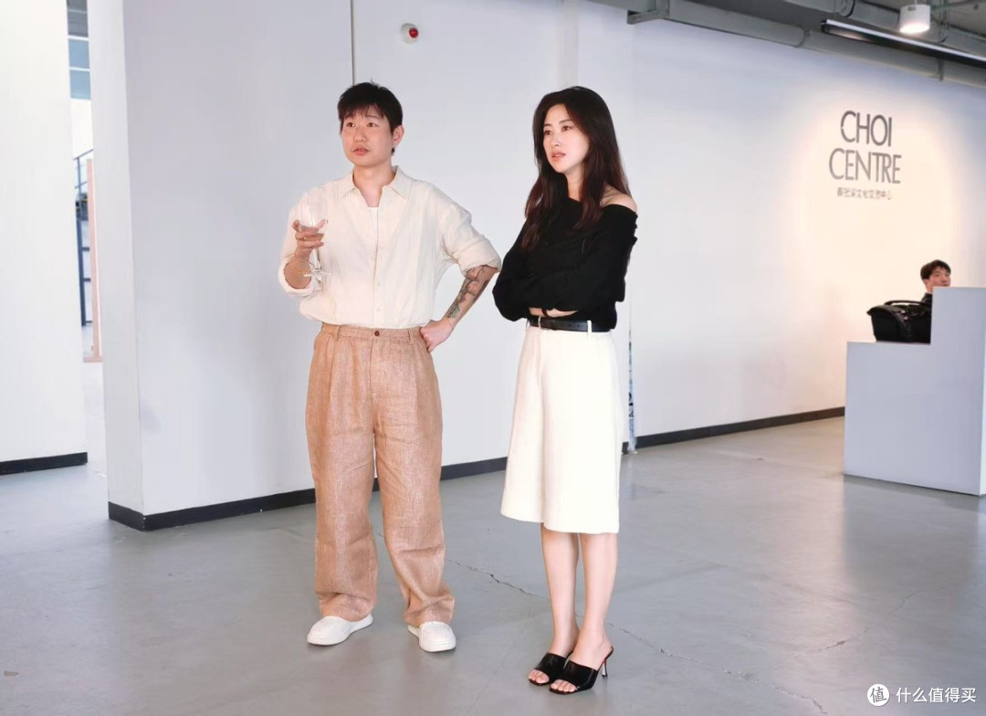 朱珠看展带火了黑、白穿搭：露肩上衣+五分裤，时髦洋气又高级