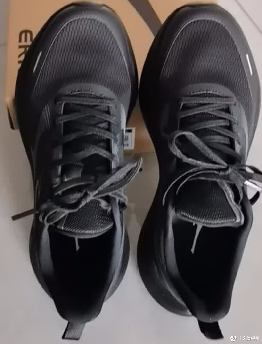 六一入手鸿星尔克跑鞋,体验轻盈透气