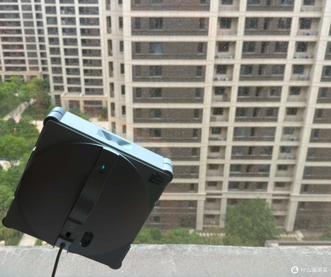 告别蜘蛛人脏抹布：科沃斯擦窗机器人W3和小科一起创造无难事