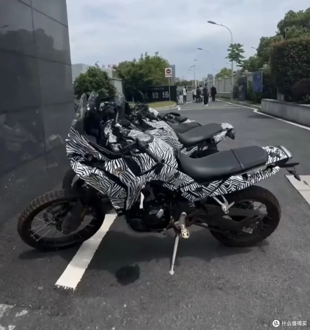 春风550MT路试曝光,400CC时代要变天?
