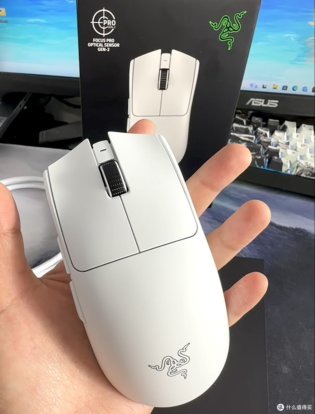 雷蛇毒蝰V3 Pro：轻量化办公游戏利器