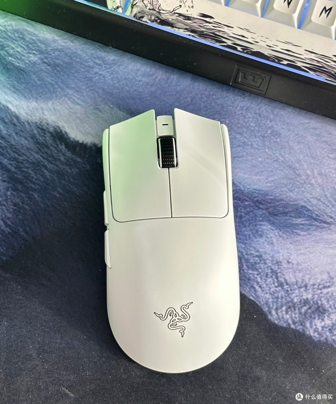 雷蛇毒蝰V3 Pro：轻量化办公游戏利器