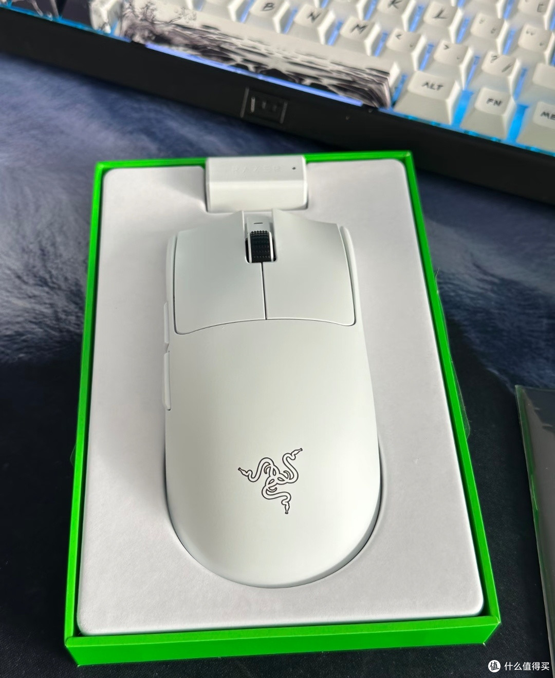 雷蛇毒蝰V3 Pro：轻量化办公游戏利器