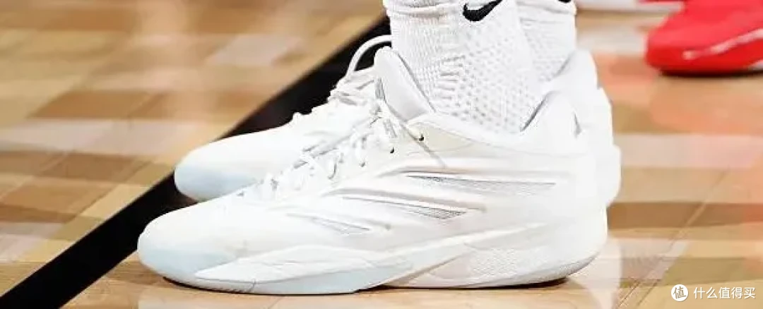 【NBA每日上脚】平平无奇小黑鞋,逼出最强状态文班?