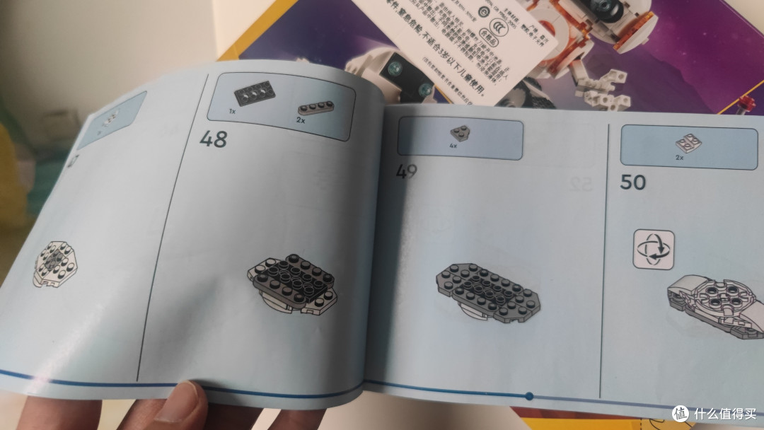 给孩子买的乐高太空机器人,还是很有创意的。