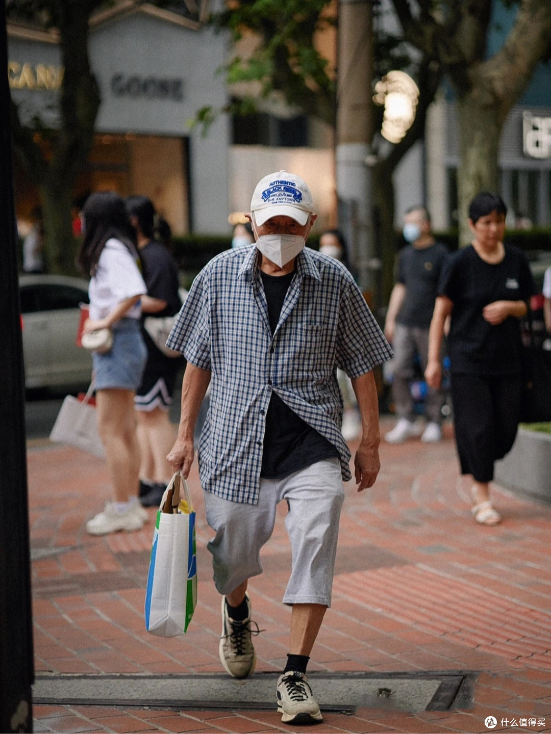 等到了六七十岁以后,坚决不穿这4种老头装!显老土气,非常油腻