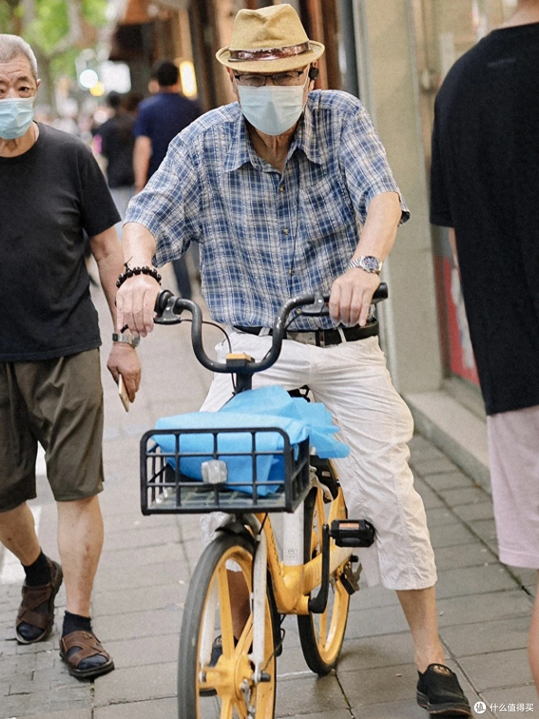 男人上了年纪后,要尽量少戴项链、丝巾,学习这样打扮更有腔调