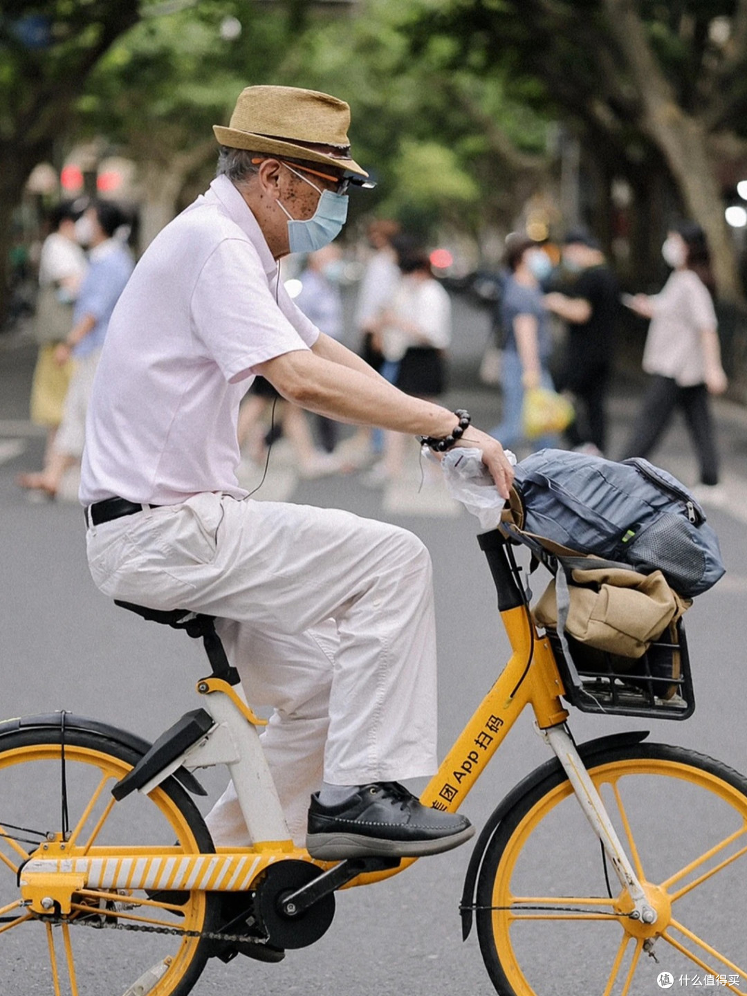 男人上了年纪后,要尽量少戴项链、丝巾,学习这样打扮更有腔调