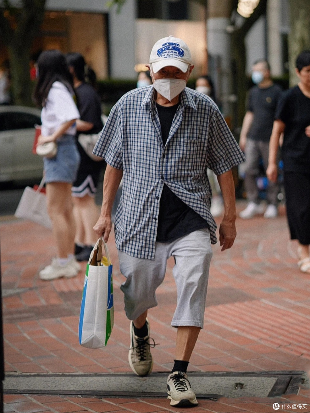 男人上了年纪后,要尽量少戴项链、丝巾,学习这样打扮更有腔调