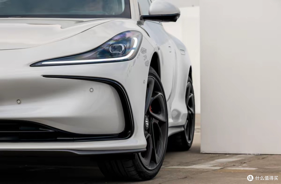 全域800V+线控转向+激光雷达，懂行的已经开始卷这“新三大件”