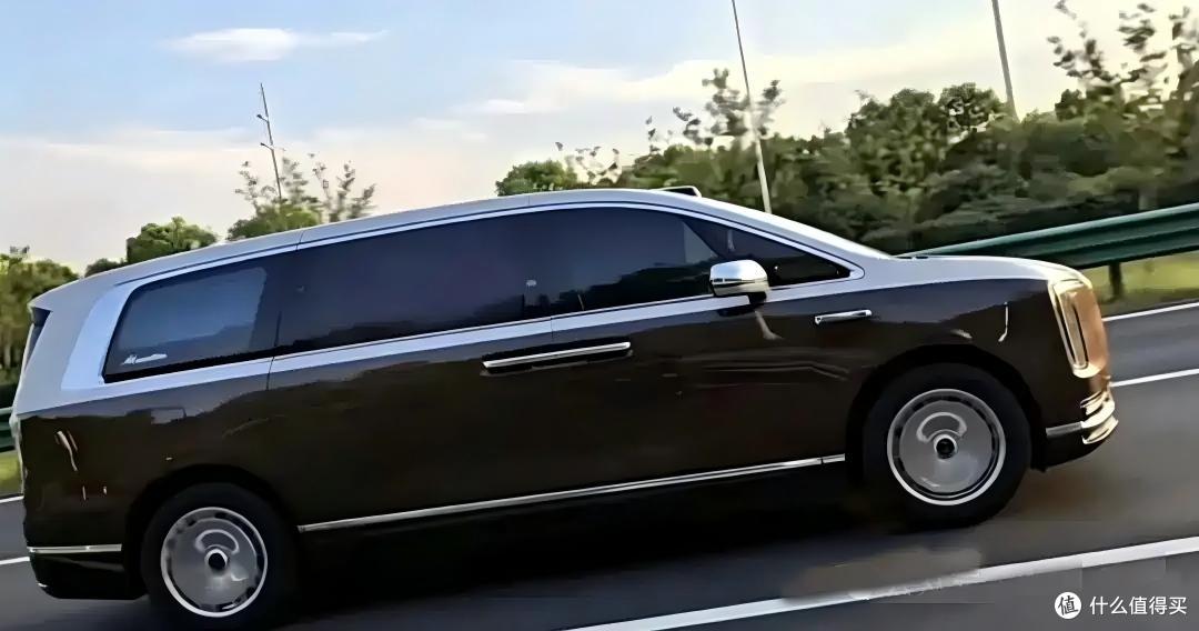 尊界V800 实车曝光!尺寸超过理想MEGA,定位7座大型旗舰MPV