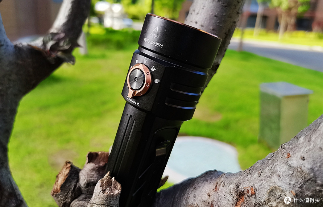 全能小钢炮之Fenix C16 实测：六合一光源 + 20W 快充，户外通勤
