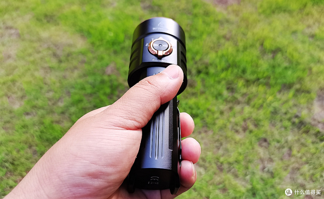 全能小钢炮之Fenix C16 实测：六合一光源 + 20W 快充，户外通勤