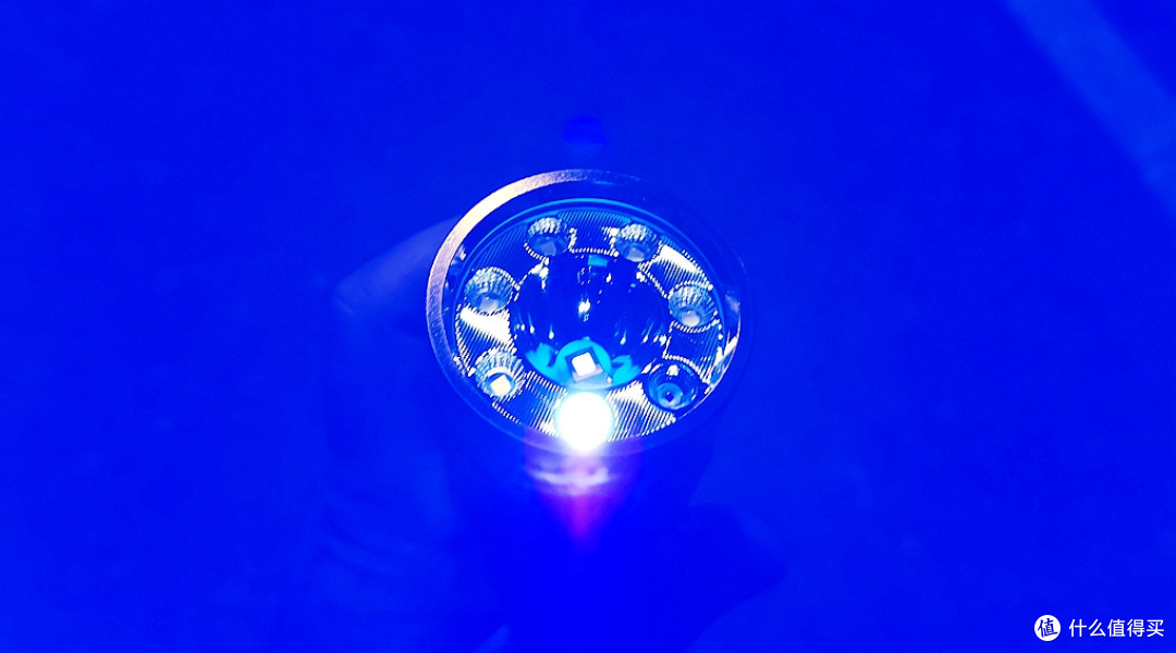 全能小钢炮之Fenix C16 实测：六合一光源 + 20W 快充，户外通勤
