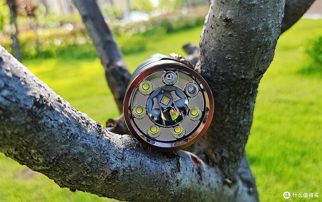 全能小钢炮之Fenix C16 实测：六合一光源 + 20W 快充，户外通勤