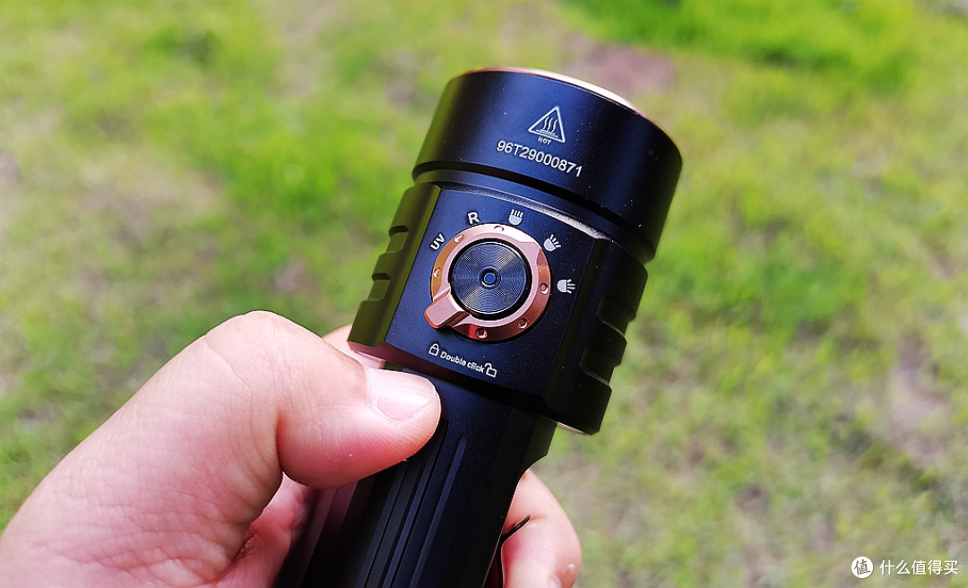 全能小钢炮之Fenix C16 实测：六合一光源 + 20W 快充，户外通勤
