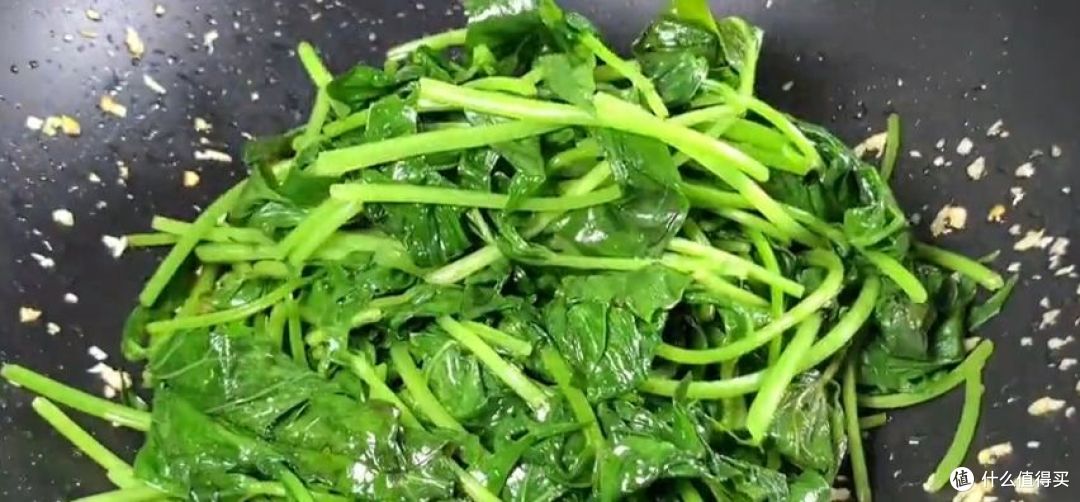 这道“蒜蓉炒红薯叶”看似简单,其实做起来也是个技术活