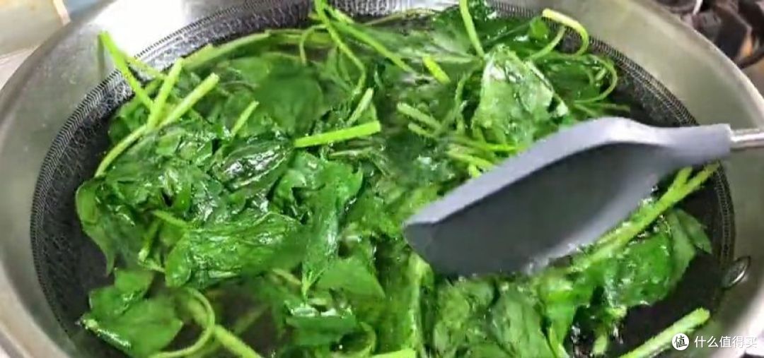 这道“蒜蓉炒红薯叶”看似简单,其实做起来也是个技术活