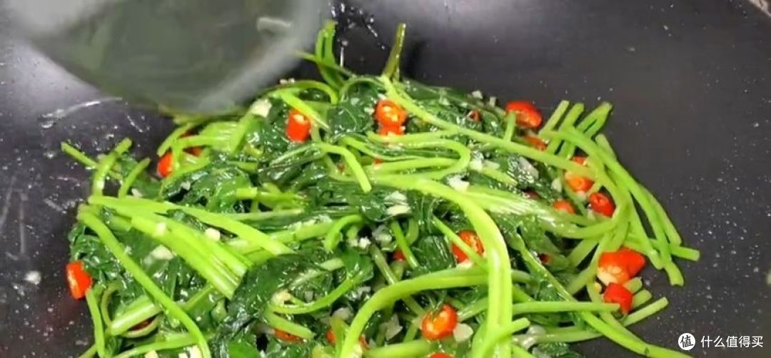 这道“蒜蓉炒红薯叶”看似简单,其实做起来也是个技术活