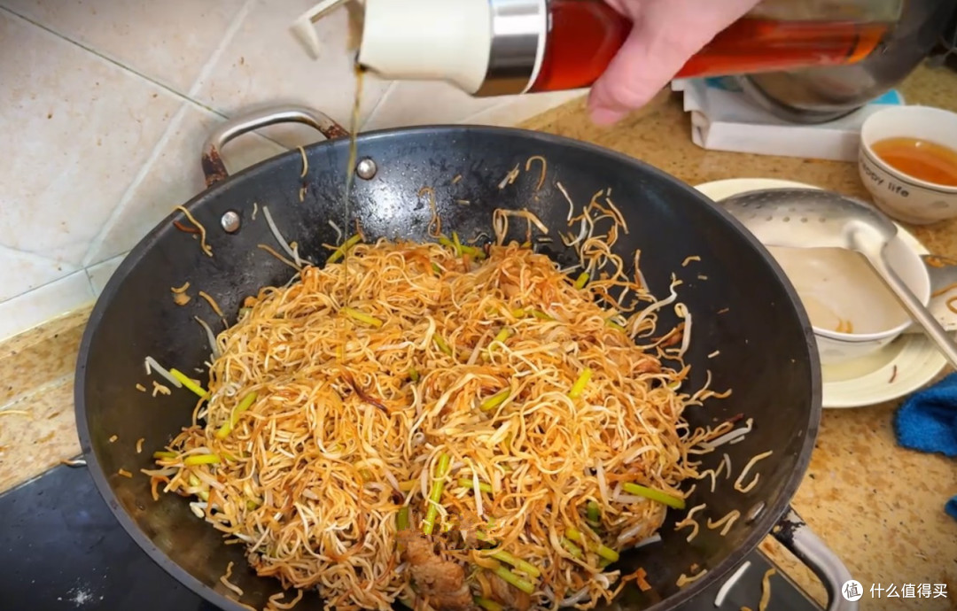 河南老式炒面,面条怎么处理是关键,做好了焦香软嫩,根本吃不够