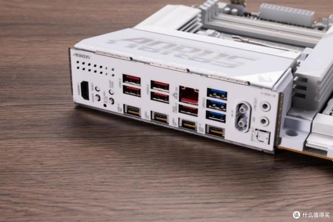技嘉X870E X3D电竞冰雕主板：藏起小参，亮出帧数