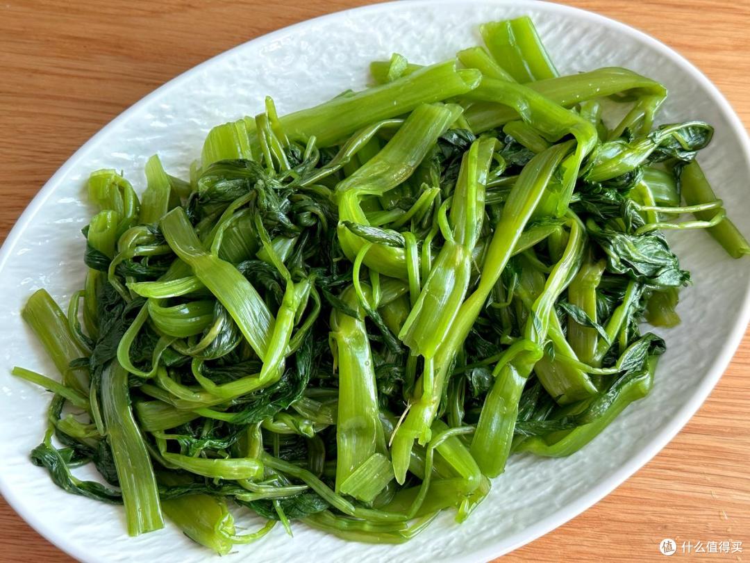 凉拌空心菜,很多人第1步就做错!掌握正确做法,翠绿不发黑好吃