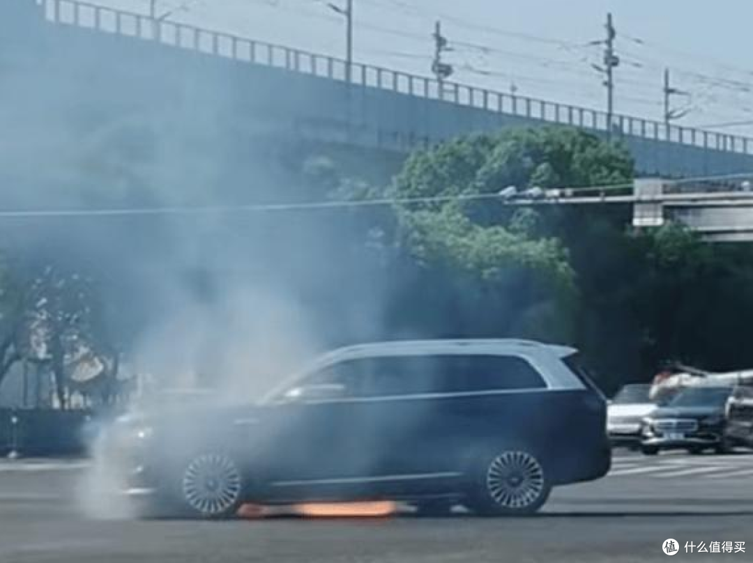台州问界 M9 行驶中底部起火 系撞击异物所致 非车辆本身问题