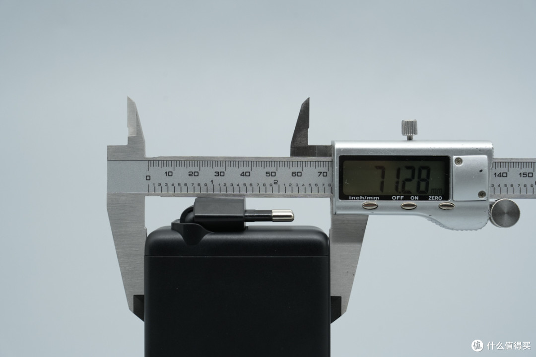 拆解报告:泓富电子140W 3C1A智能屏显氮化镓充电器