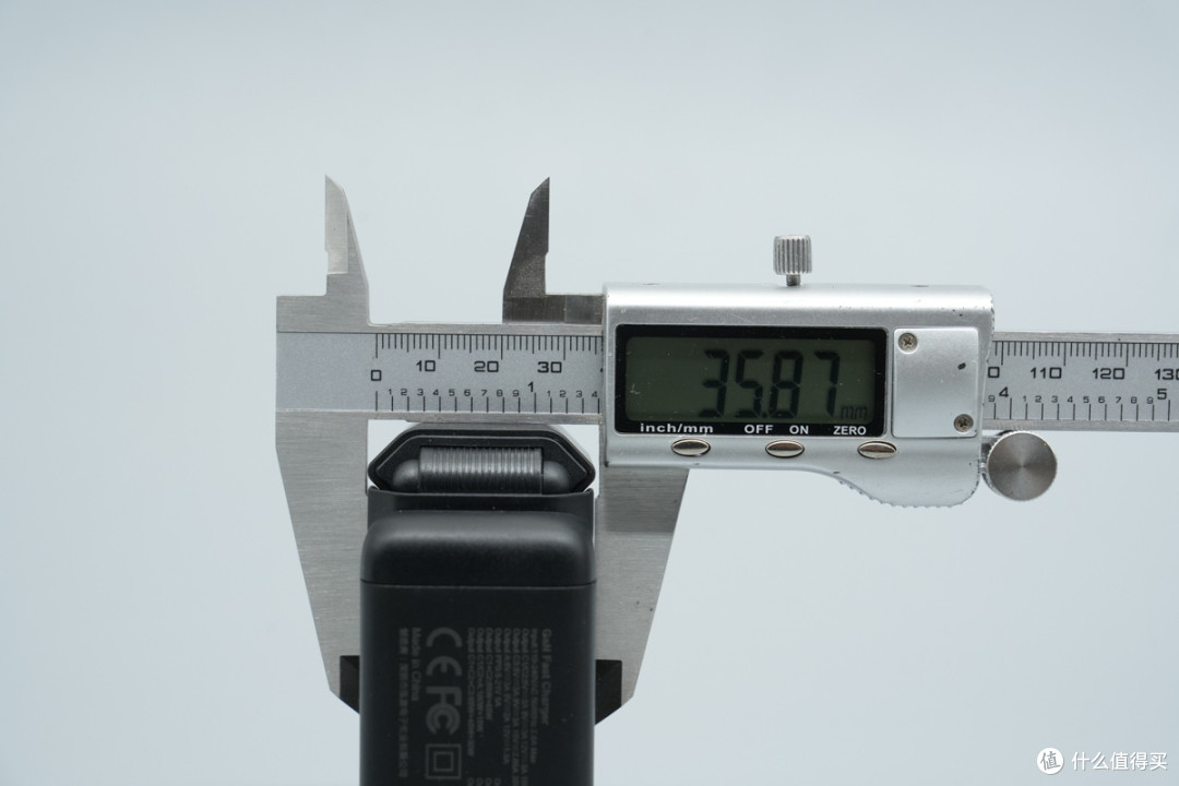 拆解报告:泓富电子140W 3C1A智能屏显氮化镓充电器