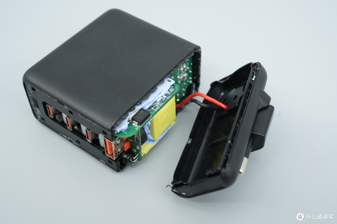 拆解报告:泓富电子140W 3C1A智能屏显氮化镓充电器