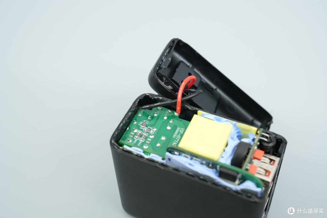 拆解报告:泓富电子140W 3C1A智能屏显氮化镓充电器